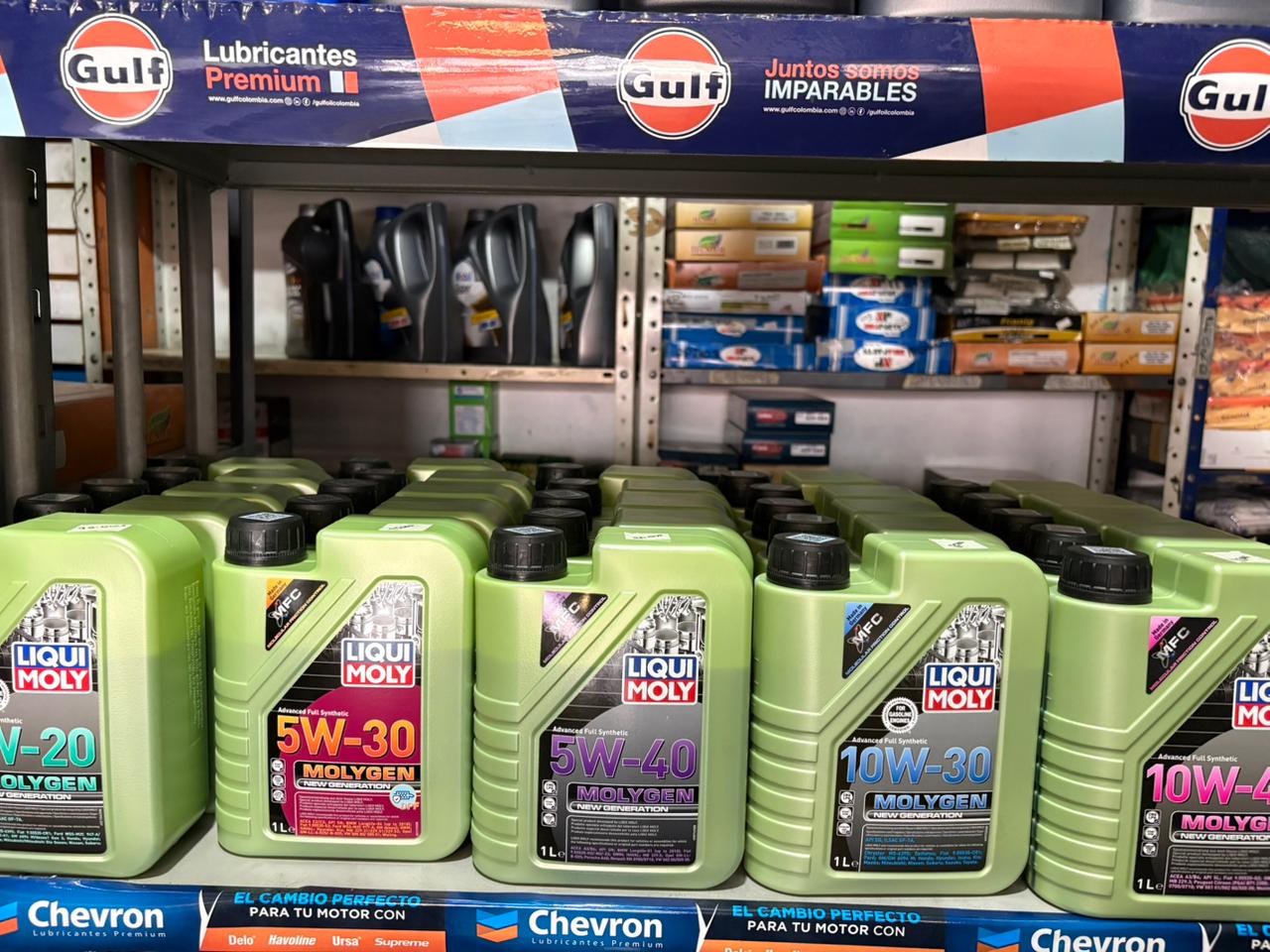 Galones Liqui Moly y productos Gulf en estantería