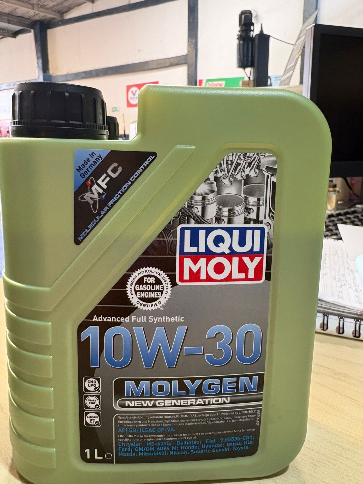 Detalle de aceite sintético Liqui Moly MolyGen 10W-30