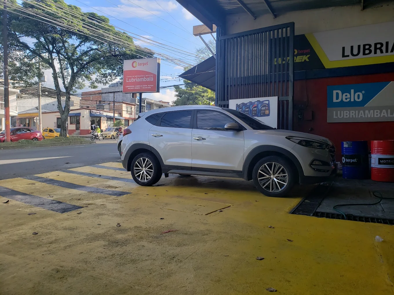 Vehículo de un cliente frente a las instalaciones de Lubriambalá